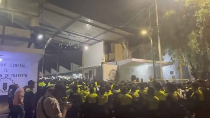 Reciben a mujeres policías con pétalos y aplausos tras su labor en la marcha del 8M