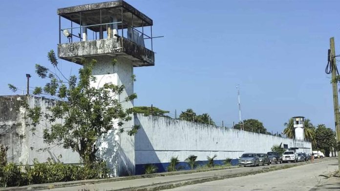 Reos se fugan de la cárcel en una patrulla en Tabasco