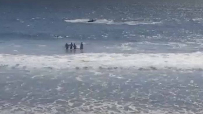 Rescatan a tres menores de edad que habían sido arrastrados por el mar en Mazatlán