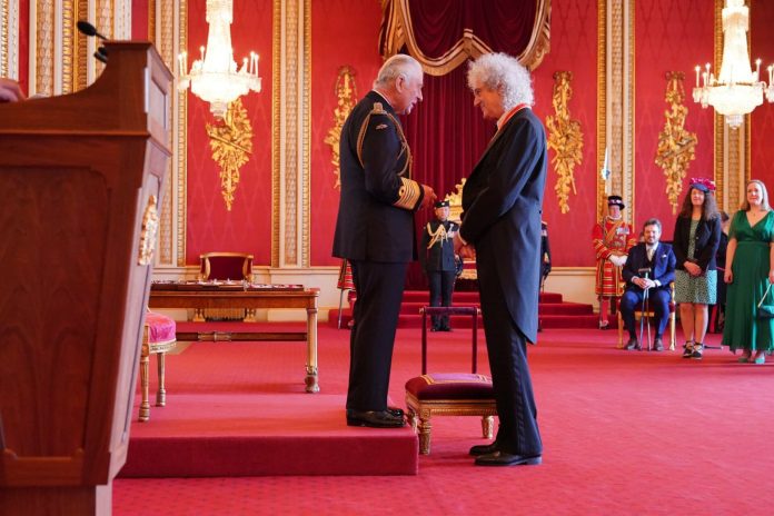 Brian May recibe el título de caballero por parte del rey Carlos III