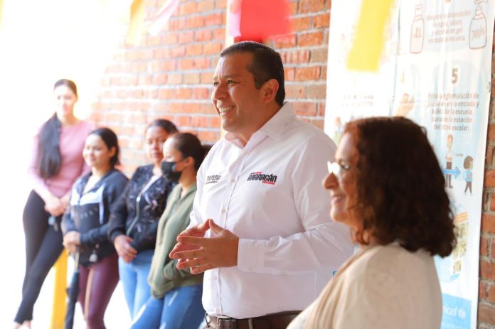 Juan Carlos Barragán lleva échale una mano a las escuelas a la comunidad de San Lorenzo Itzícuaro