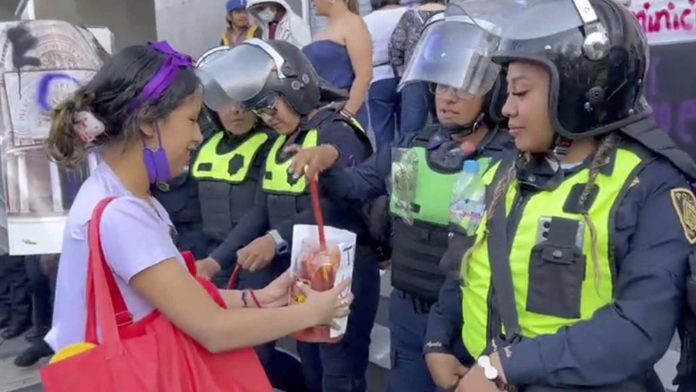 VIDEO: Reciben a mujeres policías con pétalos y aplausos tras su labor en la marcha del 8M
