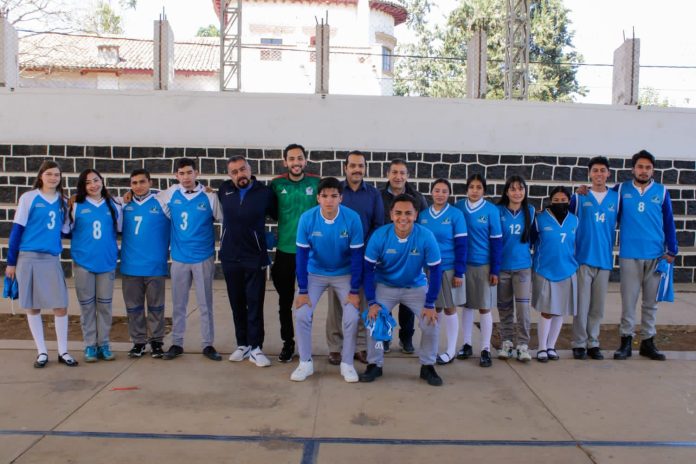 Entrega Ayuntamiento de Pátzcuaro uniformes deportivos a Preparatoria Federal por Cooperación Felipe Carrillo Puerto