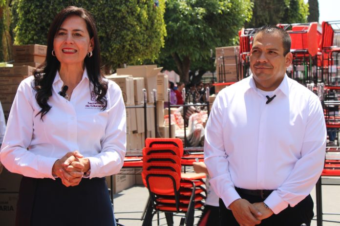 Entrega Bladimir González material y equipamiento educativo a 40 escuelas de Tarímbaro