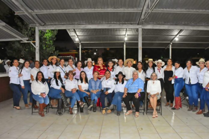 Itzé Camacho Asiste a Primera Gran Cabalgata de la Mujer del Valle de Apatzingán