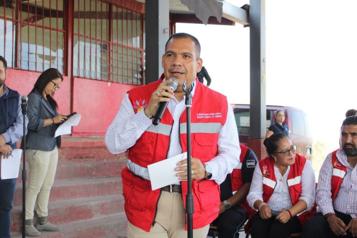 Entrega Bladimir González aulas en escuelas de Uruétaro y Los Ruiseñores