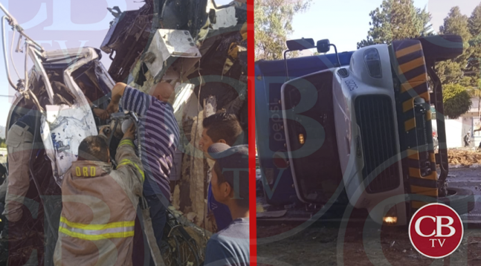 Camión cargado con cubetas de pintura choca dos autos y termina volcado en Zitácuaro