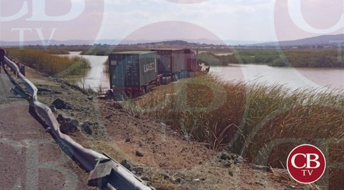 Tráiler doble remolque termina en el Lago de Cuitzeo