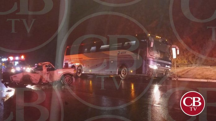 Se mata al chocar su camioneta con un autobús