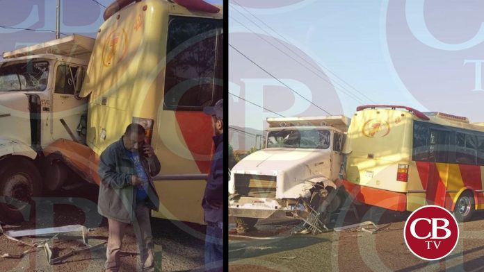 Brutal choque de volteo y camión urbano en salida a Quiroga