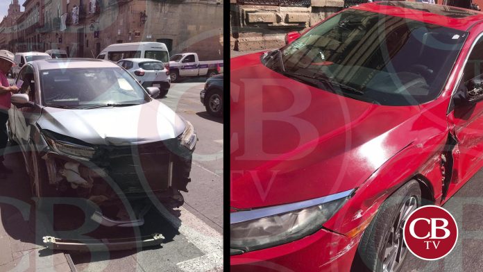 Camioneta y auto se destruyen a unos pasos de la Catedral de Morelia