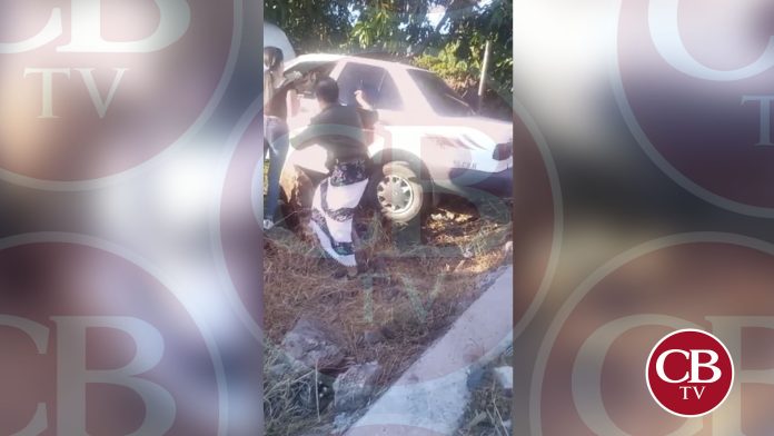Una mujer muerta y dos heridos deja choque de taxi y moto en Parácuaro