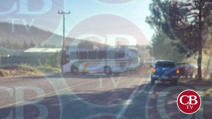Bloquean carretera Uruapan-Los Reyes