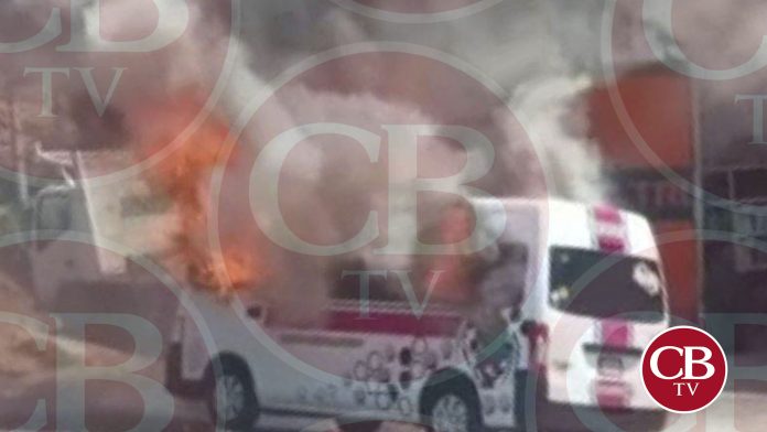 Sicarios bajan a pasajeros para quemar una combi en Zitácuaro