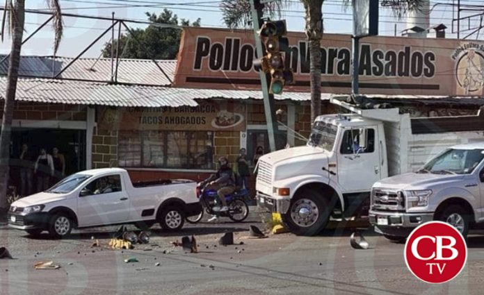 Camión de volteo destruye semáforo que le marcó el alto en la salida a Charo