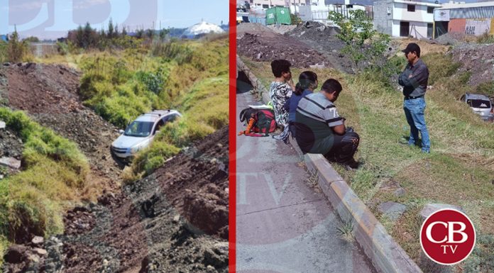 Cae camioneta al canal agua afuera del Bicentenario