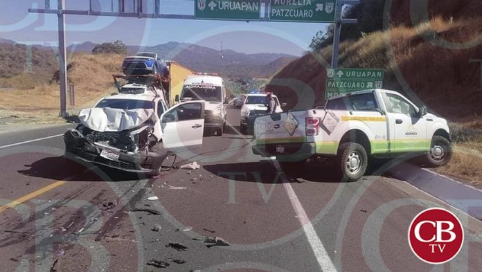 De milagro viven al destruir sus camionetas en la Siglo XXI