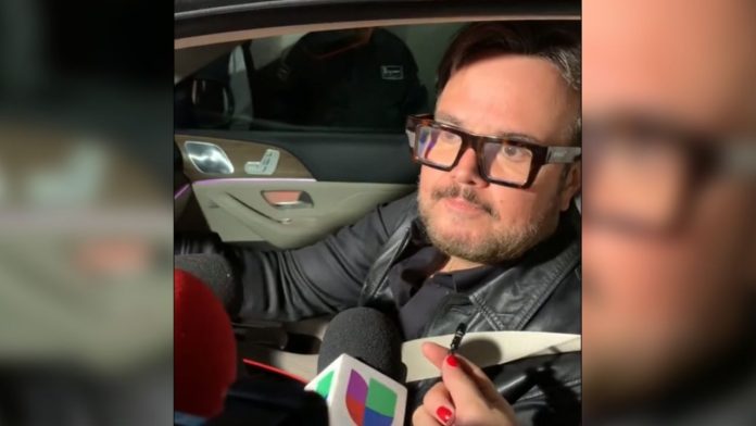 VIDEO: Aleks Syntek arrolla accidentalmente el pie de una chica durante sepelio
