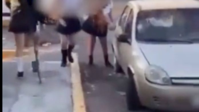 VIDEO: Hombre se toca frente a varias mujeres y ellas apedrean su auto