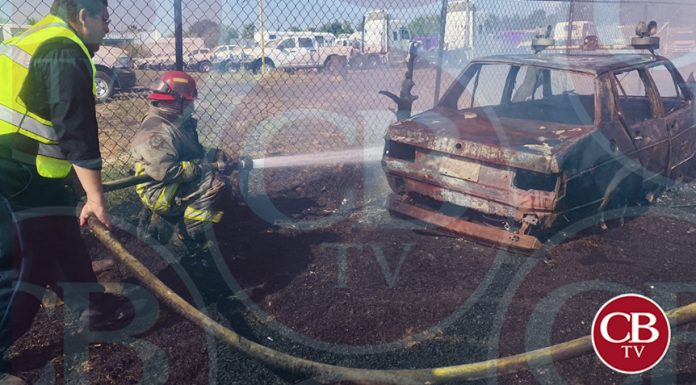 Quema de pastizal alcanza autos en un corralón de Morelia