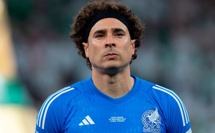 Aterriza de emergencia avión en el que viajaba Memo Ochoa