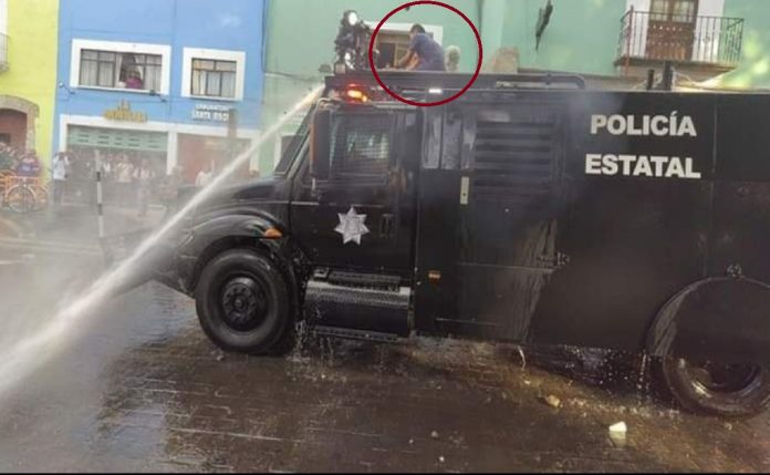 VIDEO: Joven evita que rocíen a manifestantes del 8M en Tlaxcala