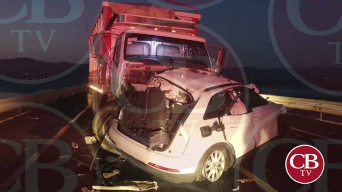 Brutal choque de camioneta y tráiler deja un muerto en la Cuitzeo-Salamanca