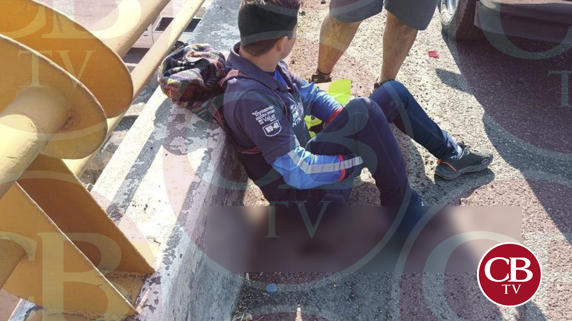 Camioneta embiste a motociclista y termina hospitalizado Camioneta embiste a motociclista y termina hospitalizado