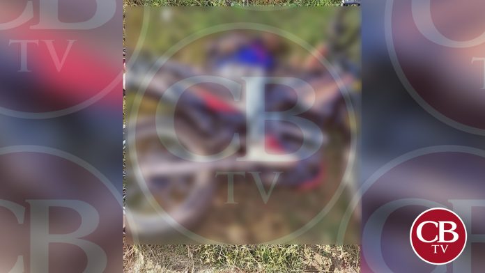 Asesinan a motociclista en movimiento y derrapa varios metros