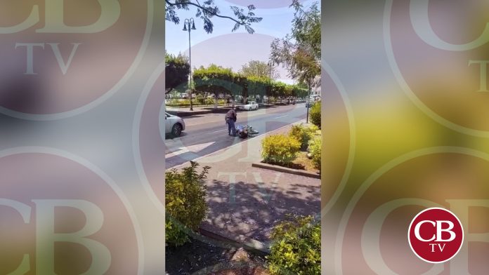 Motocicletas accidentadas por derrame de aceite afuera del IMSS Madero