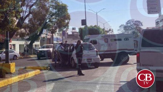 Camioneta de valores y vehículo chocado sobre Madero Poniente