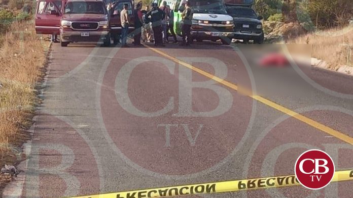 Un muerto deja choque de moto y tráiler en la carretera a Uruapan