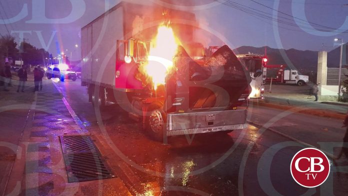 Bajan a chofer para quemarle el tráiler en Zitácuaro