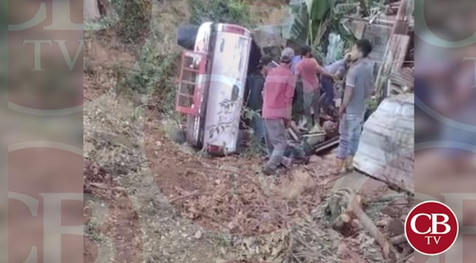 Camioneta de jornaleros se va a desnivel en la carretera a Uruapan