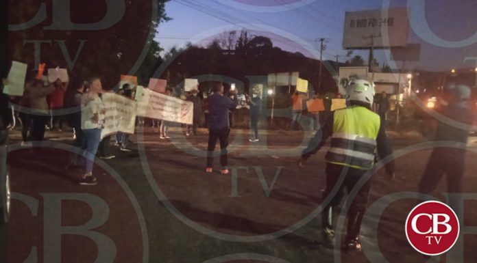 Vecinos bloquean libramiento a la altura de Manantiales