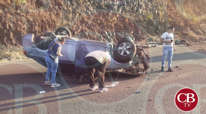 Muere fémina al volcar su auto en Morelia