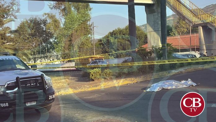 Muere mujer atropellada, al pie de un puente peatonal en Uruapan