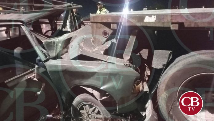 Vive de milagro al destruir su camioneta con un tráiler en la Siglo XXI