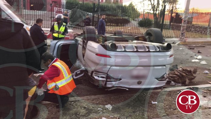 Auto se lleva puestos ambulantes y termina volcado afuera del Pabellón Don Vasco
