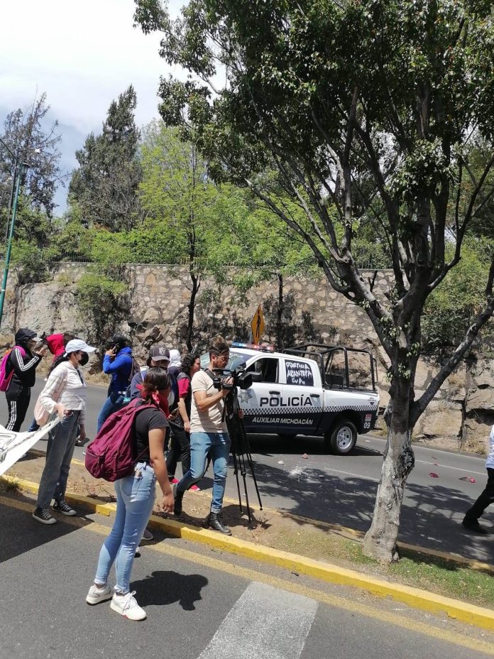 VIDEO: CNTE ataca a elementos de la policía municipal