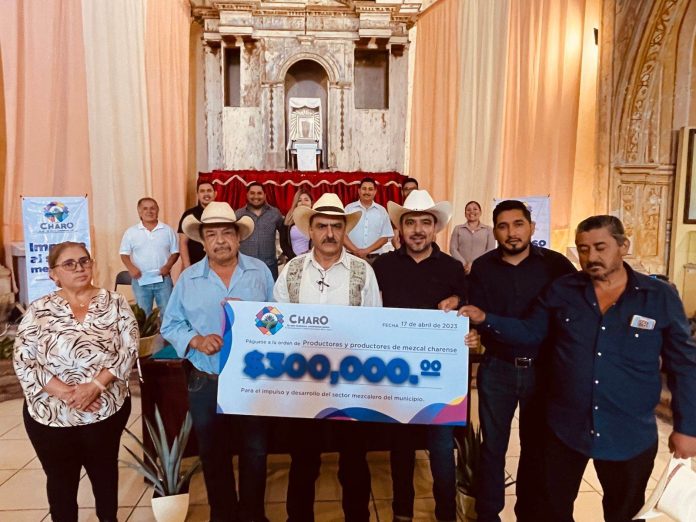 Entrega Chava Cortés apoyos para impulsar el sector mezcalero de Charo
