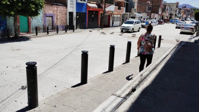 Vecinos de la calle Lago de Pátzcuaro en riesgo de inundación por banqueta mal planeada
