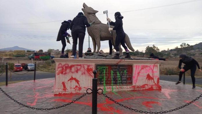 Tumban feministas el ‘Lobo de Cotzio’