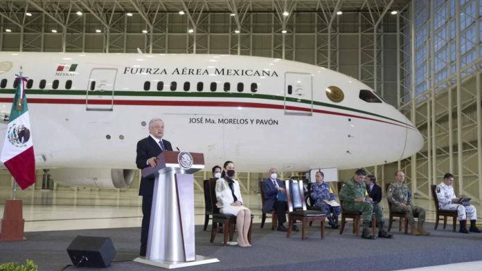 AMLO celebra la venta del avión presidencial