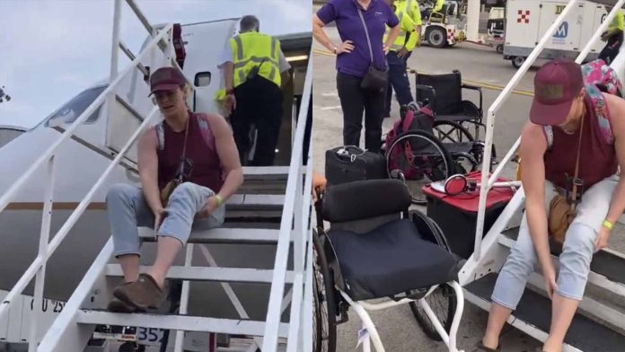 Atleta paralímpica baja de avión arrastrándose a falta de rampa en Veracruz