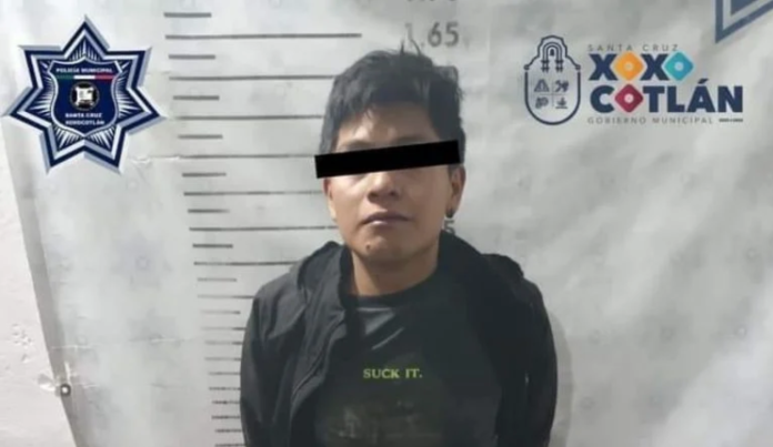Hombre rocía con gasolina a una joven y le prende fuego