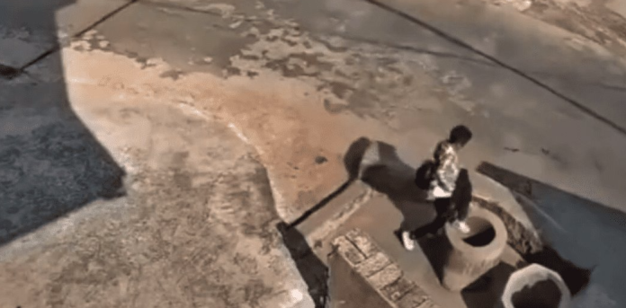 Niña arroja a pequeño 3 años a un pozo porque lo vio en televisión