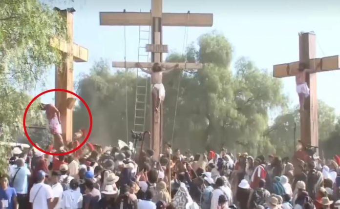 Se desmaya actor durante crucifixión en la Pasión de Cristo de Iztapalapa
