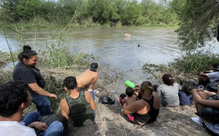 Migrante se lanzan al río Bravo en desesperación por llegar a Estados Unidos