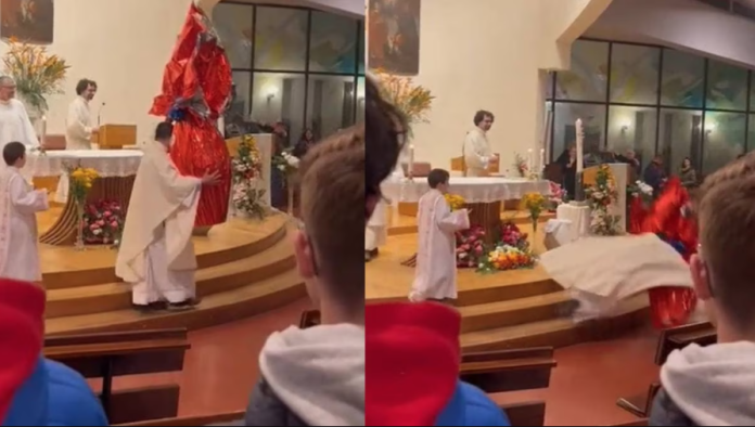 En plena misa sacerdote da un mal paso y destroza estatua religiosa